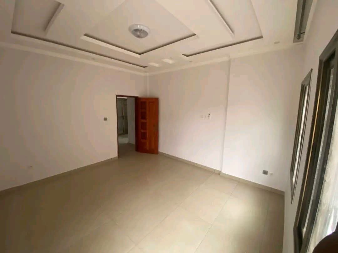 Nous mettons en location 09 appartements sis à Kobayah. 3